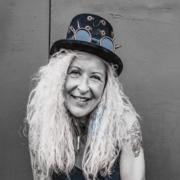 waarzegger Beatie- Welkom lieve mensen, mijn naam is Beatie. Ik breng je graag de antwoorden en inzichten die je zoekt over je relatie, werk of hooggevoeligheid. Wil je weten hoe hij of zij tegenover je staat? Of je intuïtie goed zit? Of je de juiste keuzes maakt? Hoe het verder gaat? Ik ben er graag voor je. Als sparringpartner, als medium, als coach. En dat doe ik vanuit mijn hart, respectvol en eerlijk. Ik voel voor je in en stem me af op je vragen. In wat ik mag zien in je energie en via boodschappen vanuit de energetische wereld kan ik je antwoorden en inzichten geven. Ook kunnen we kijken welke keus je het beste kan maken, of hoe jij je op kunt stellen in je situatie. Ik ben ook begeleider spiritueel ondernemerschap. Ik kijk graag met je mee! Liefs Beatie. Waarzeglijn waar een waarzegger je toekomst voorspelt. Waarzeggers geven live advies.
